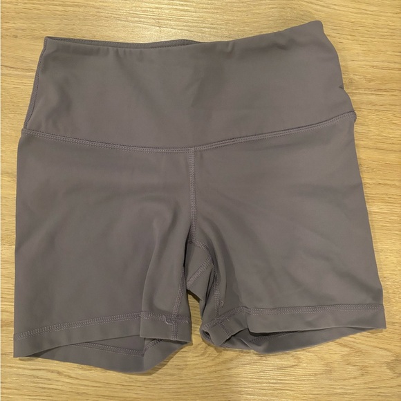 Ladies Size Small Yogalicious Light Purple 6” Bike Short3d - Good Condition - Picture 2 of 3